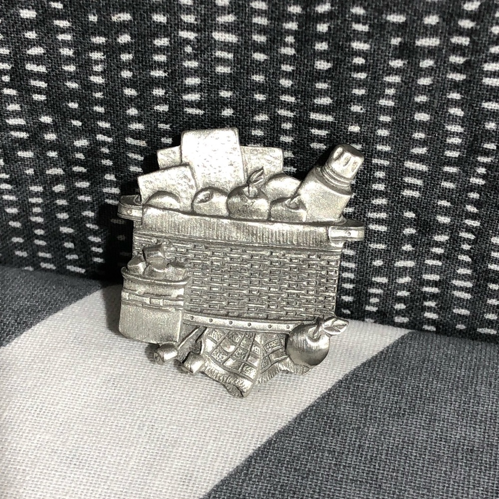 Longaberger Basket Pin - Picture 3 of 11